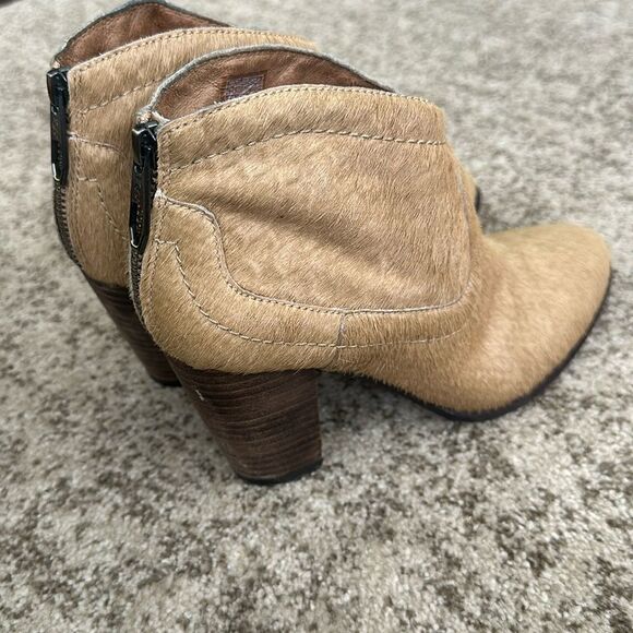 UGG 'Charlotte' Tan Calf Hair Snake Print Embossed Zip Ankle Boots Women's 5.5 - Picture 2 of 8